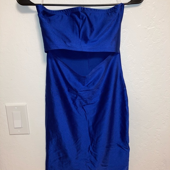 Satin body-con tube dress with cutout. - Picture 2 of 5